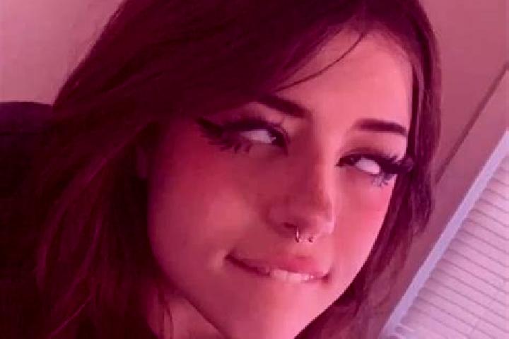 Penelope, 31, a auburn brown-eyed european companion based in Fleury. Offering Roleplay, OWO. Available for incall and outcall, day and evening dates.