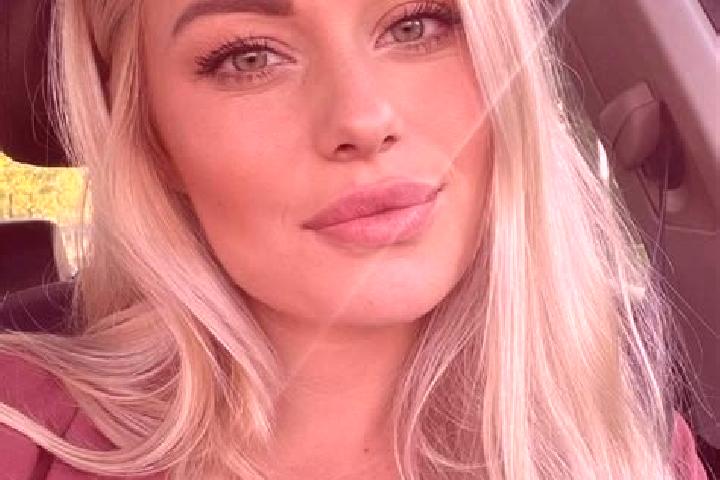 Penelope, 36, a blonde hazel-eyed asian companion based in Henggang. Offering A-Level, Party Girl, Erotic Massage, Girlfriend Experience. Available for incal...