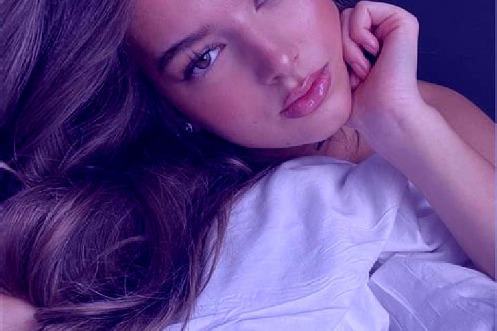 Piper, 22, a chestnut amber-eyed latina companion based in Otterburn Park. Offering Erotic Massage, Deep French Kissing, Massage. Available for incall and ou...