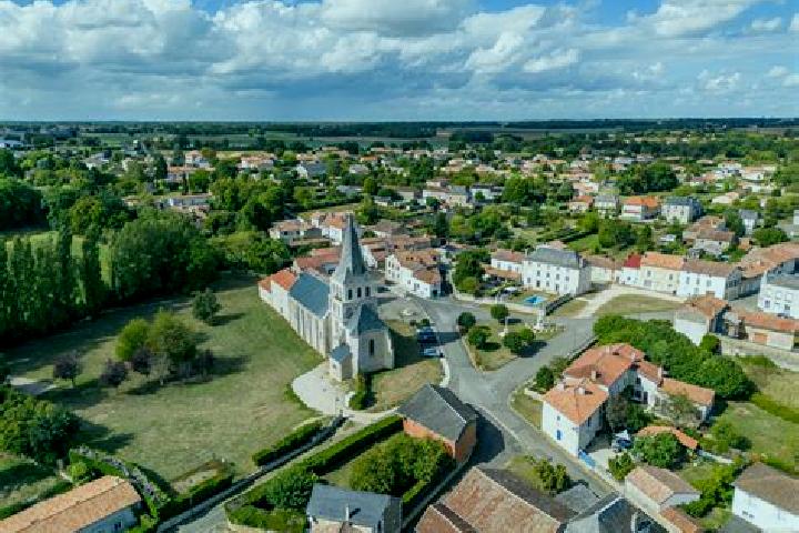 Piper, 24 — Escort in Savigne-sur-Lathan, France