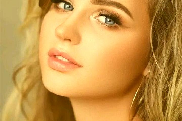 Piper, 25, a dark blonde blue-eyed indian companion based in Alleur. Offering CIM, Prostate Massage, 69, Couples. Available for incall and outcall, day and e...