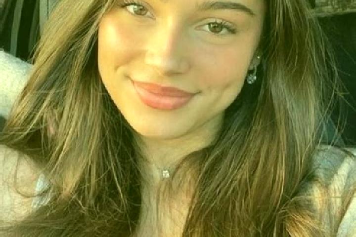 Piper, 26, a brunette hazel-eyed latina companion based in Horb. Offering GFE, CIM. Available for incall and outcall, overnight bookings available.
