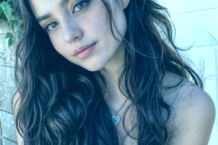 Piper, 28, a auburn brown-eyed asian companion based in Al Qabil. Offering Party Girl, GFE, Dinner Date, CIM. Available for incall and outcall, day and eveni...