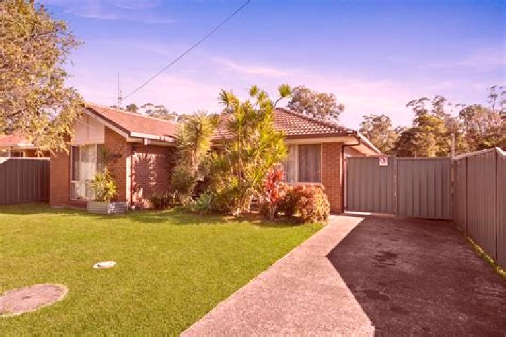 Piper, 30 — Escort in Berkeley Vale, Australia