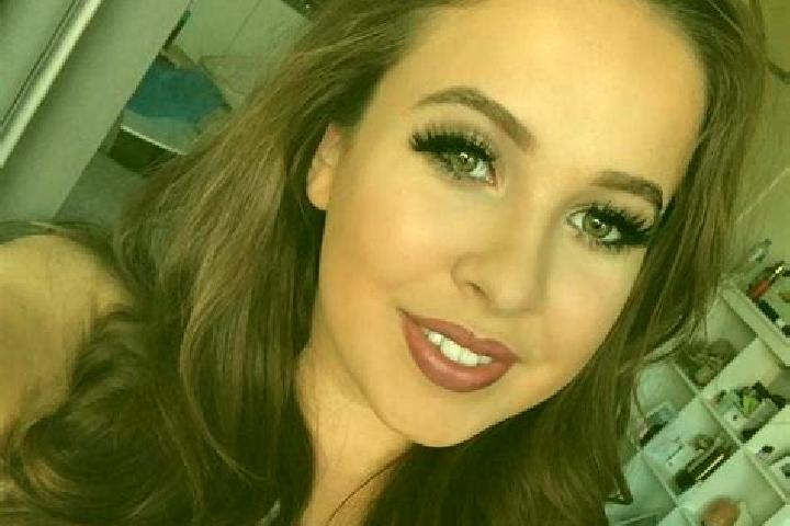 Piper, 32, a brunette grey-eyed mixed companion based in Long Hill. Offering Dinner Date, Travel Companion, Couples, OWO. Available for incall and outcall, o...