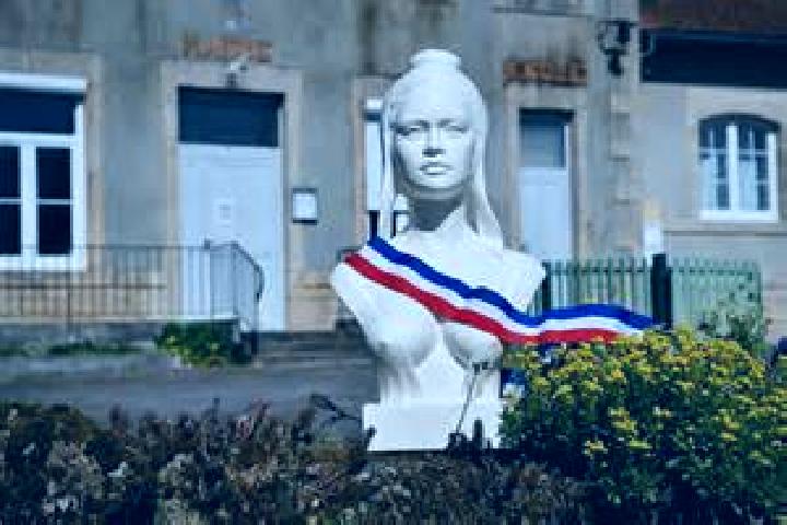 Piper, 33 — Escort in La Puye, France