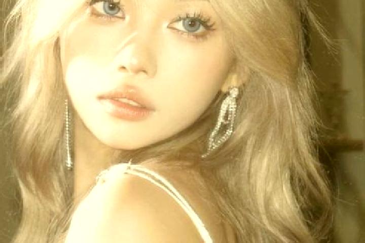 Piper, 34, a platinum blonde amber-eyed asian companion based in Goutum. Offering Party Girl, Deep French Kissing, Girlfriend Experience, Fetish, Erotic Mass...