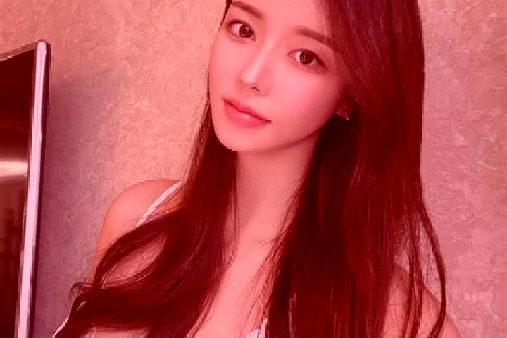 Quinn, 20 — Escort in Xiaoji, China