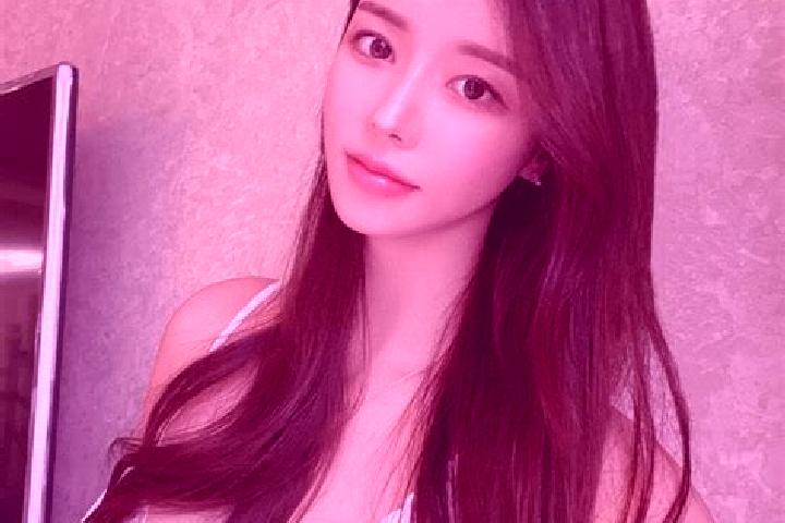 Quinn, 21 — Escort in Qiuxi, China