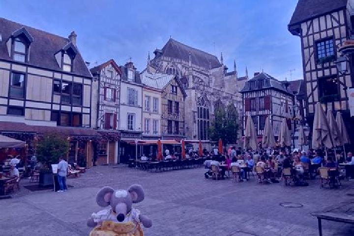 Quinn, 22 — Escort in Troyes, France