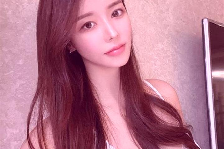 Quinn, 24 — Escort in Ercheng, China