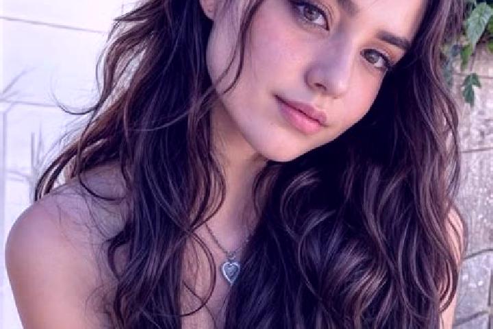 Quinn, 26, a auburn amber-eyed middle eastern companion based in Eimen. Offering Travel Companion, Massage, Overnight, A-Level. Available for incall and outc...