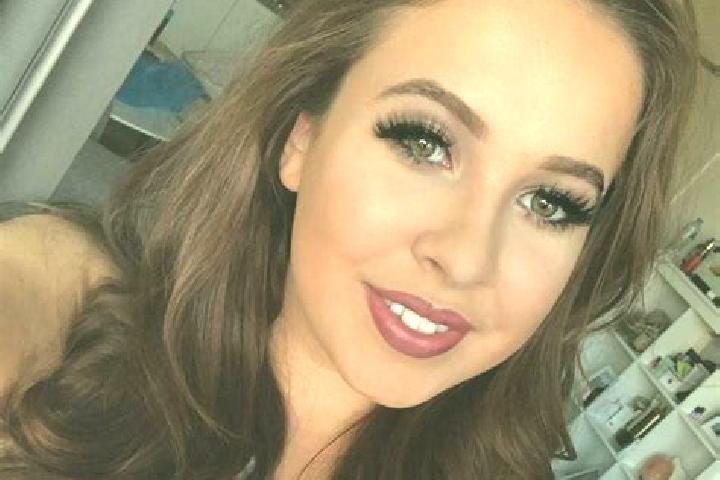 Quinn, 30, a auburn dark-eyed european companion based in Bramhall. Offering OWO, Deep French Kissing, Party Girl, Erotic Massage. Available for incall and o...