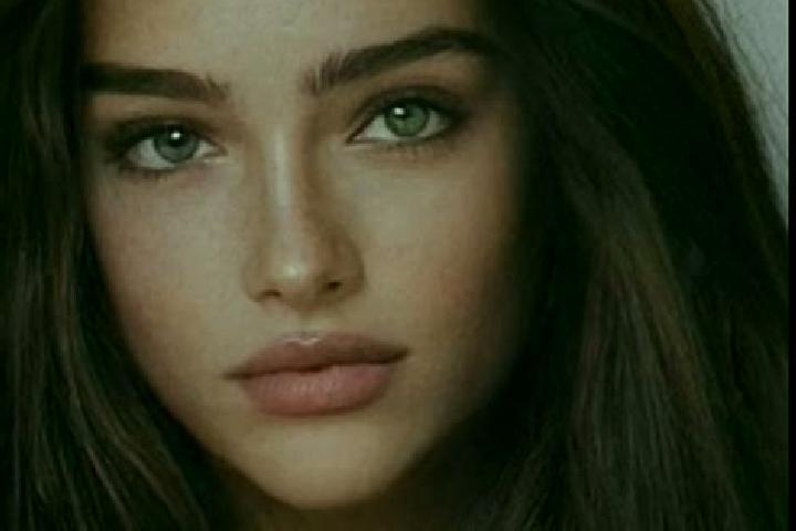 Riley, 20, a chestnut grey-eyed caucasian companion based in Ferik. Offering Dinner Date, Duos, OWO. Available for incall and outcall, day and evening dates.