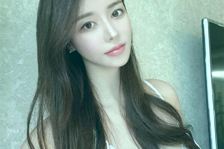 Riley, 22 — Escort in Zouzhuang, China