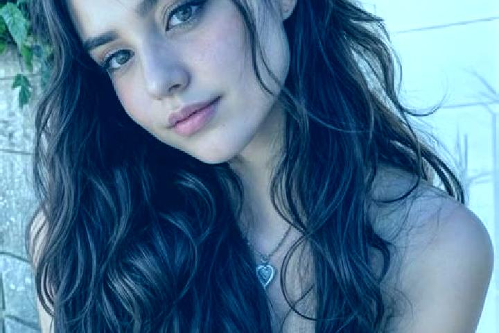 Riley, 23, a auburn hazel-eyed indian companion based in Crn Vrv. Offering CIM, GFE, A-Level. Available for incall and outcall, day and evening dates.