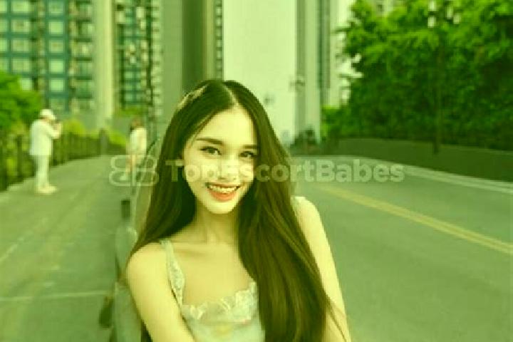 Riley, 23 — Escort in Meili, China