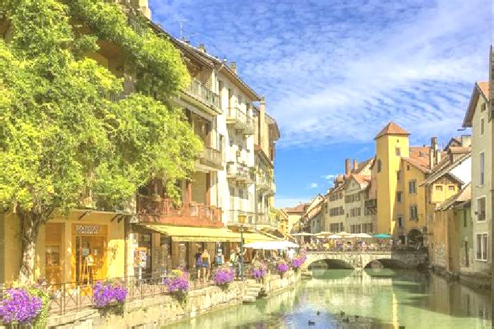 Riley, 25 — Escort in Broquies, France