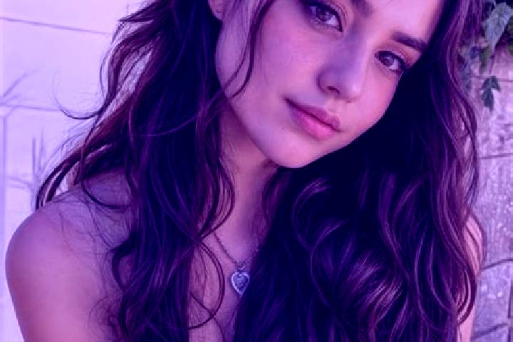 Riley, 27, a auburn hazel-eyed middle eastern companion based in Marzanesti. Offering Erotic Massage, Duos, GFE, Couples. Available for incall and outcall, d...