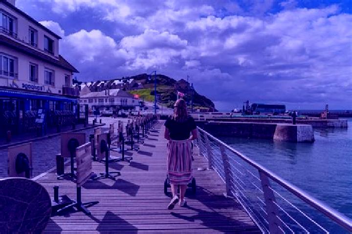 Riley, 32 — Escort in Tour-en-Bessin, France