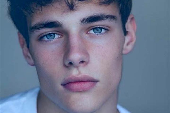 Riley, 34, a auburn brown-eyed caucasian companion based in Saint-Vincent-du-Lorouer. Offering Fetish, 69, Dinner Date, Roleplay, Prostate Massage. Available...