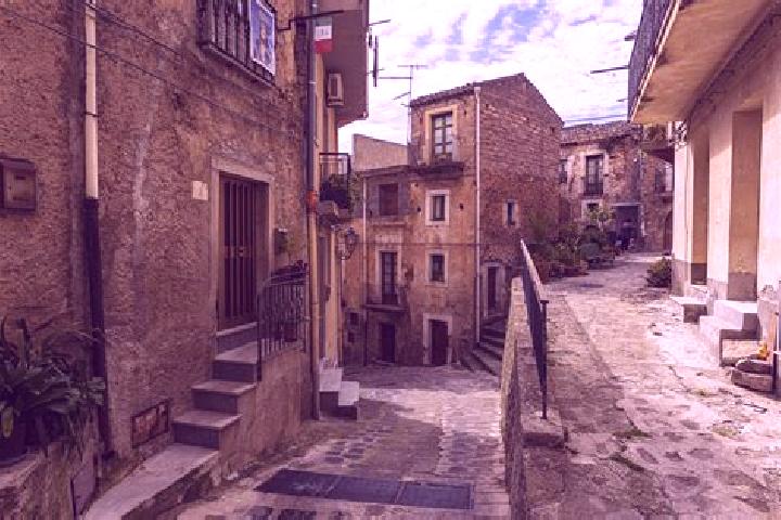 Riley, 35 — Escort in Alcara Li Fusi, Italy