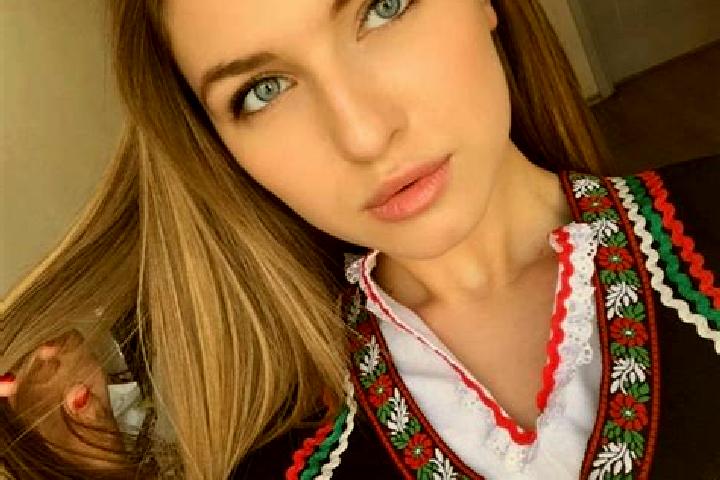 Riley, 37, a dark blonde green-eyed slavic companion based in Nancang. Offering Dinner Date, Travel Companion, Party Girl, BDSM. Available for incall and out...