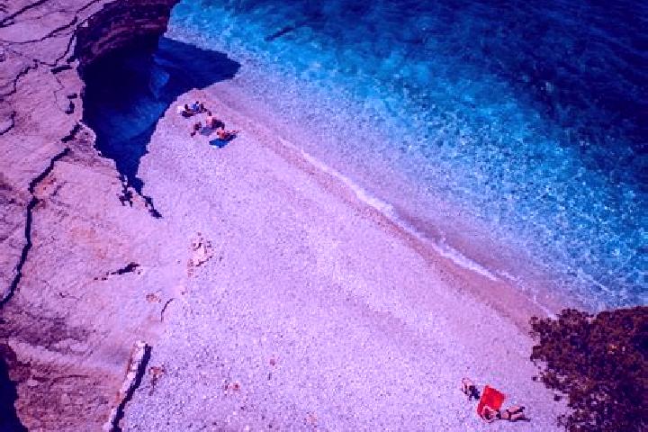 Rose, 21 — Escort in Klos, Albania