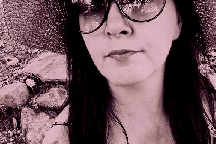 Rose, 22 — Escort in Les Trois-Pierres, France