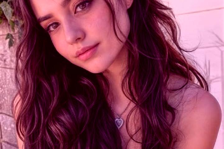 Rose, 23, a red hazel-eyed latina companion based in Beauchamps. Offering Dinner Date, OWO. Available for incall and outcall, day and evening dates.