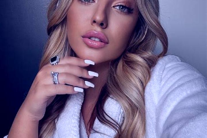 Rose, 23 — Escort in Bata, Romania