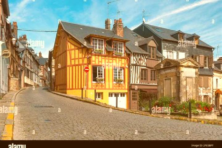 Rose, 23 — Escort in Honfleur, France