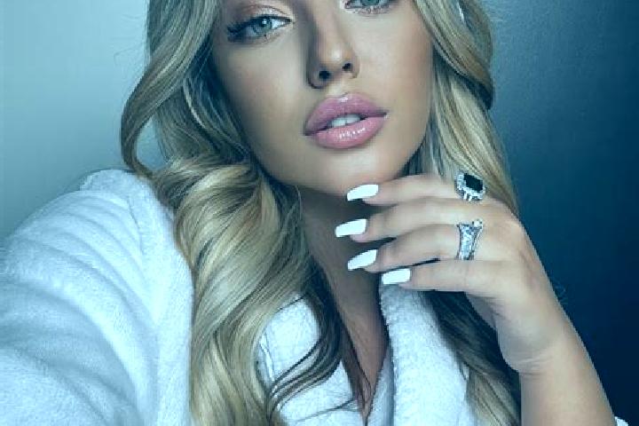 Rose, 23 — Escort in Tillenay, France