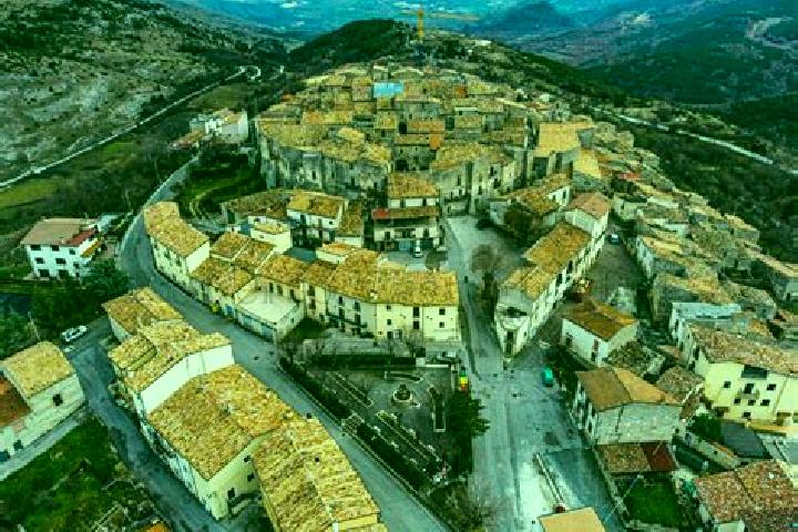 Rose, 24 — Escort in Castelvecchio Calvisio, Italy