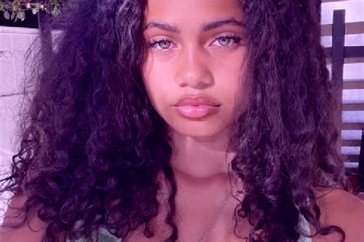 Rose, 25, a red green-eyed mixed companion based in Cartigny. Offering Tantra, BDSM, OWO. Available for incall and outcall, overnight bookings available.