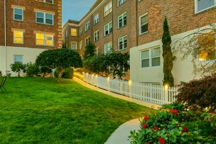 Rose, 26 — Escort in Bayside Gardens, United States