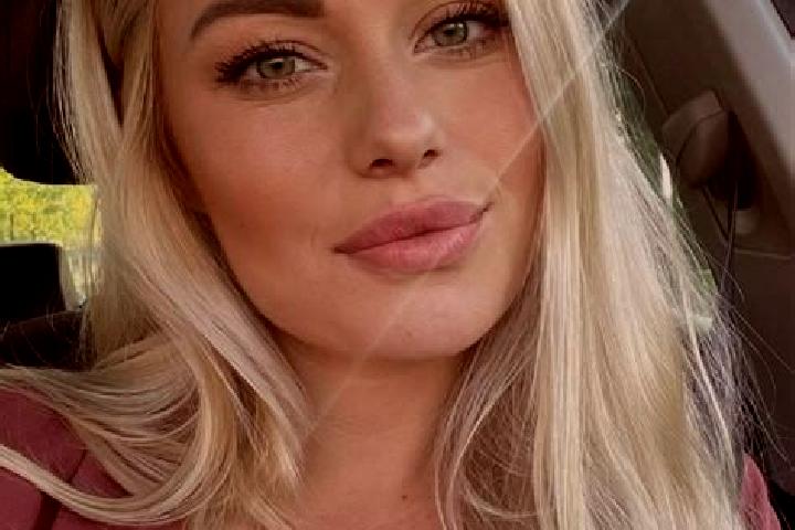 Rose, 38, a blonde hazel-eyed ebony companion based in Aninisu din Vale. Offering A-Level, Dinner Date, Domination, Duos, Couples. Available for incall and o...