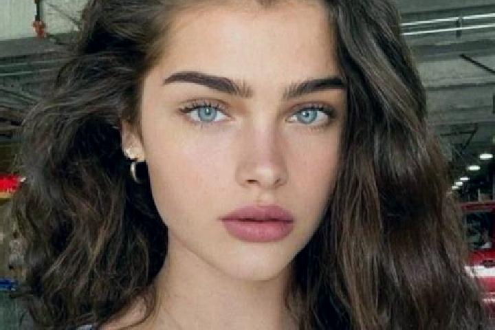 Rose, 39, a brunette green-eyed mixed companion based in Dobreni. Offering A-Level, Striptease, 69. Available for incall and outcall, day and evening dates.