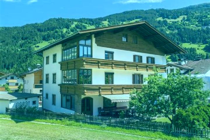 Ruby, 23 — Escort in Hippach, Austria