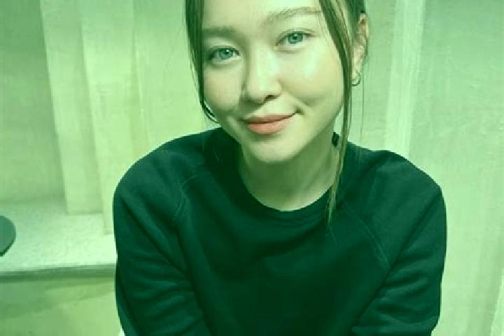 Ruby, 27, a red blue-eyed asian companion based in East Setauket. Offering Dinner Date, GFE, Massage, Couples. Available for incall and outcall, overnight bo...