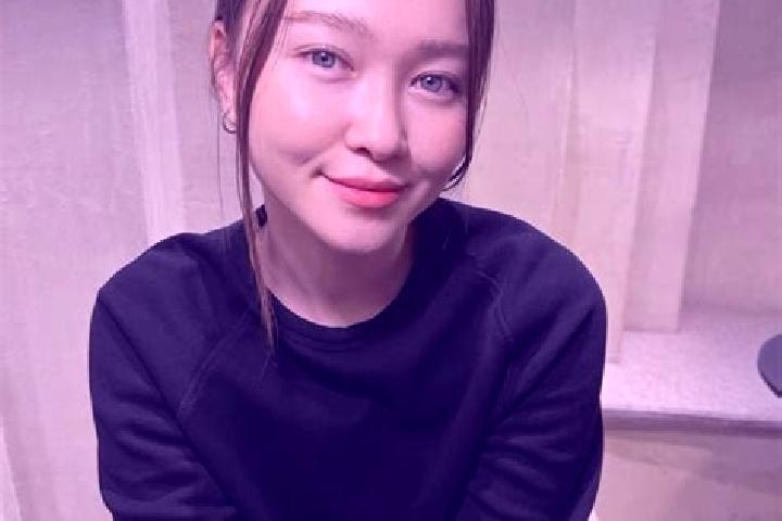 Ruby, 28, a red blue-eyed asian companion based in Rusape. Offering CIM, Dinner Date, Striptease. Available for incall and outcall, overnight bookings availa...
