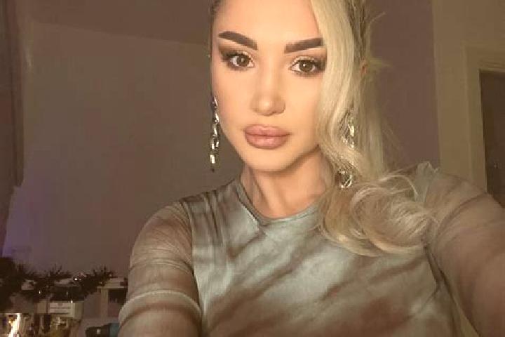 Ruby, 38, a dark blonde amber-eyed caucasian companion based in Verdun-sur-le-Doubs. Offering BDSM, GFE, Deep French Kissing, Party Girl. Available for incal...