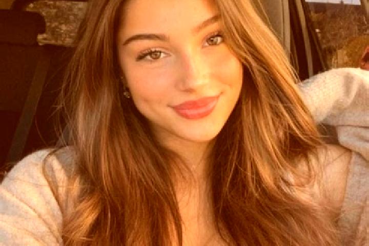 Sadie, 20, a brunette grey-eyed latina companion based in Navalmoral de la Mata. Offering A-Level, GFE, Erotic Massage, Travel Companion, Couples. Available ...