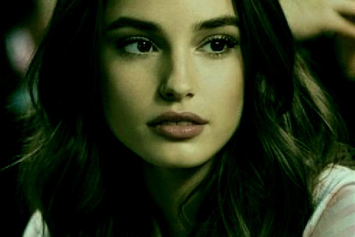 Sadie, 23, a brunette brown-eyed middle eastern companion based in Las Jaulas. Offering Dinner Date, Prostate Massage, Couples, Deep French Kissing, Striptea...