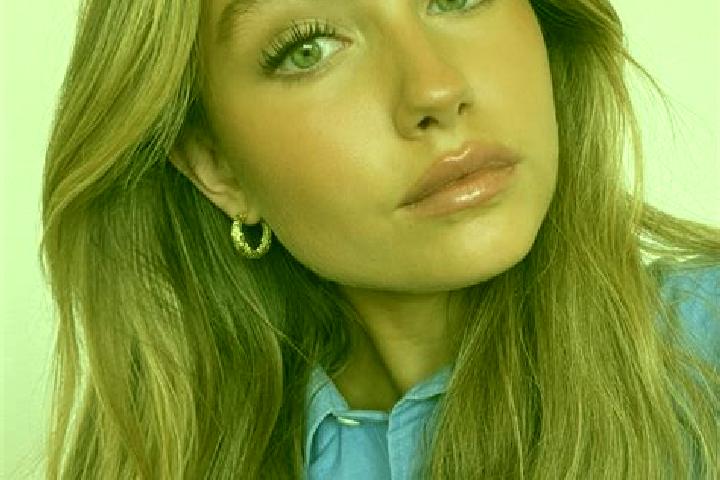 Sadie, 24, a dark blonde green-eyed mediterranean companion based in Moldovka. Offering Roleplay, Erotic Massage, Deep French Kissing, Duos, Massage. Availab...