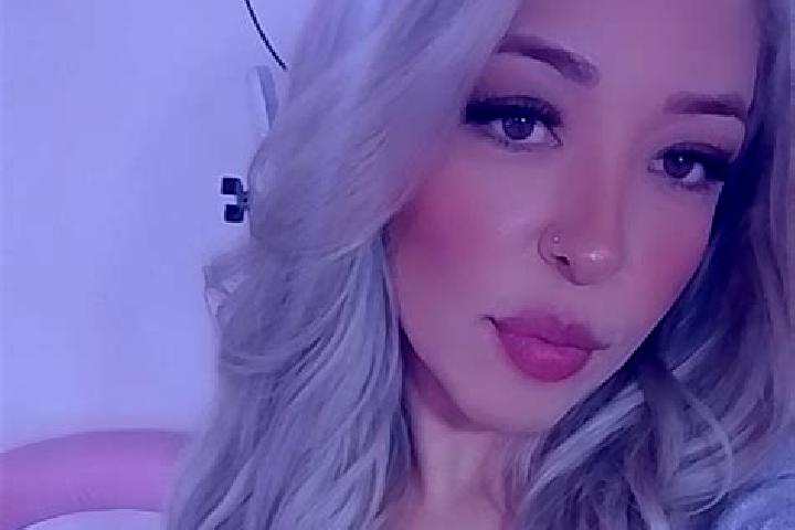 Sadie, 25 — Escort in Bren, France