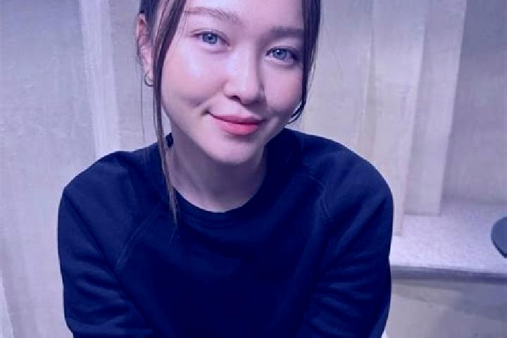 Sadie, 27, a auburn blue-eyed asian companion based in Nagothana. Offering BDSM, Tantra, Deep French Kissing, Dinner Date. Available for incall and outcall, ...