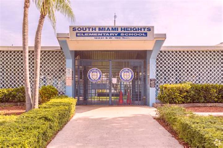 Sadie, 28 — Escort in South Miami Heights, United States