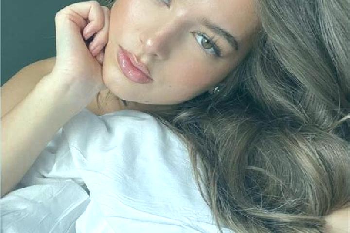 Sadie, 30, a brunette hazel-eyed slavic companion based in Kizirli. Offering Striptease, Erotic Massage, Travel Companion, BDSM. Available for incall and out...
