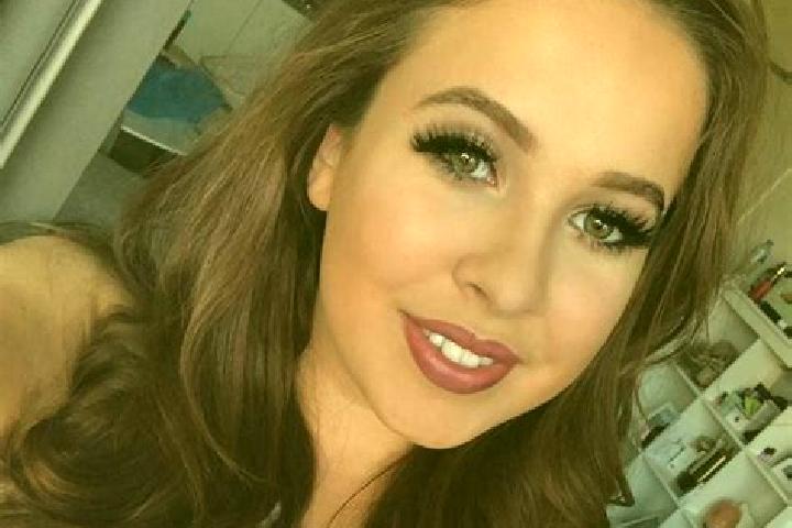 Sadie, 31, a auburn amber-eyed middle eastern companion based in Macusani. Offering Massage, A-Level, Domination, Striptease, Girlfriend Experience. Availabl...
